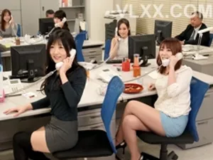 Quản lý già rất cứng nhưng em thư ký rất dâm đãng nên…