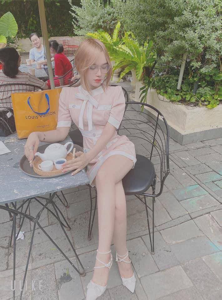 Hoàng đế tìm thấy một nhóm các cô gái có đôi chân dài